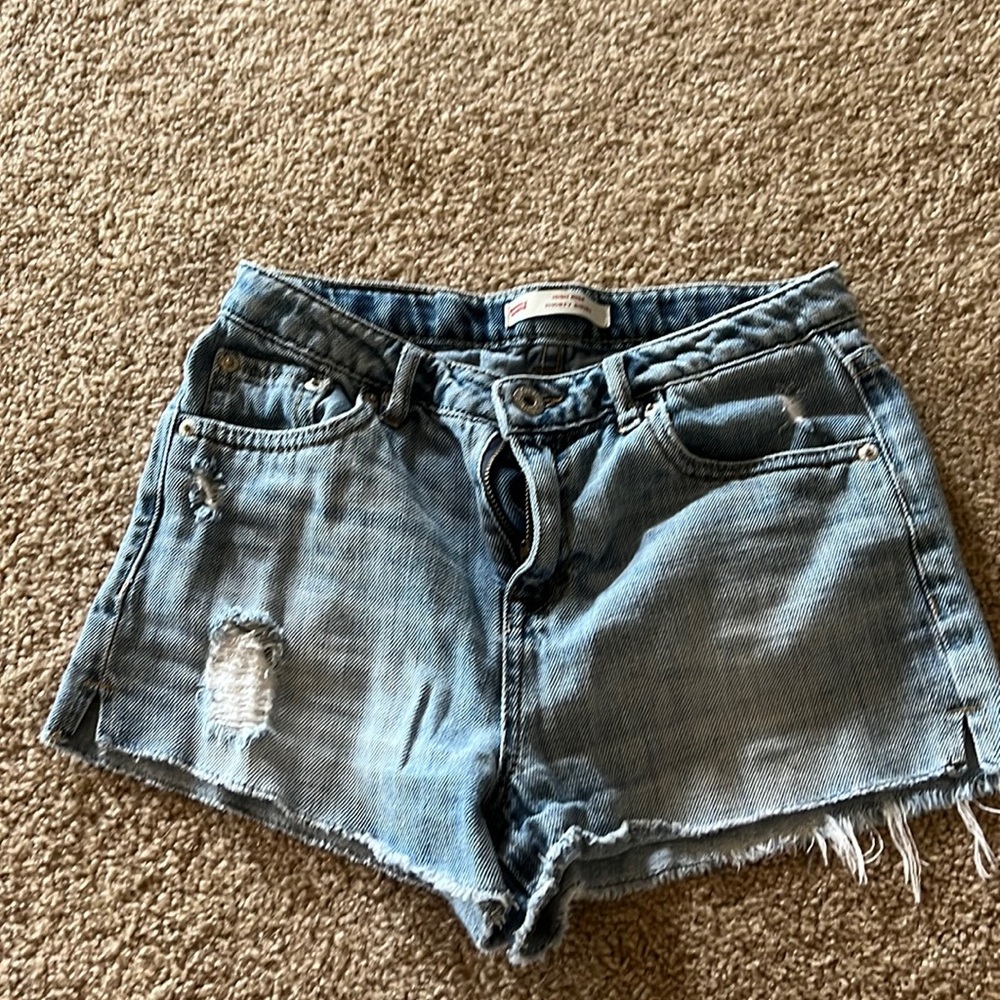 girls levi shorts in perfect condition!